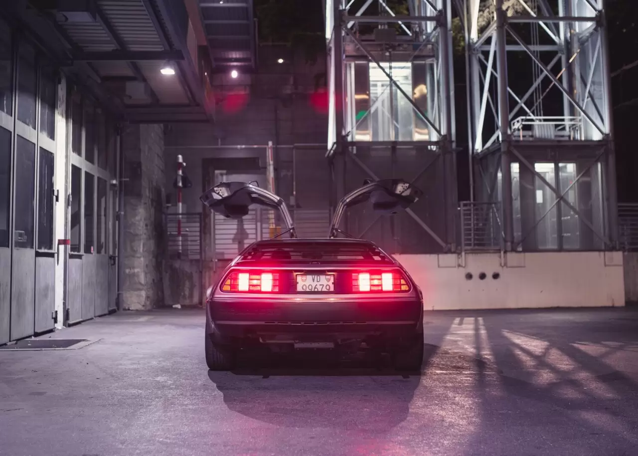 Moderní obraz z kovu - DeLorean